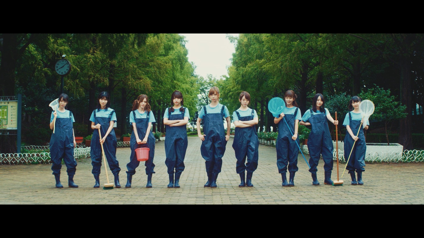 AKB48 池の水選抜「池の水を抜きたい」ミュージックビデオのワンシーン。