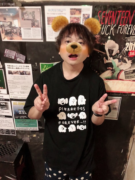 「SNOW」撮影に応じるピエール中野。