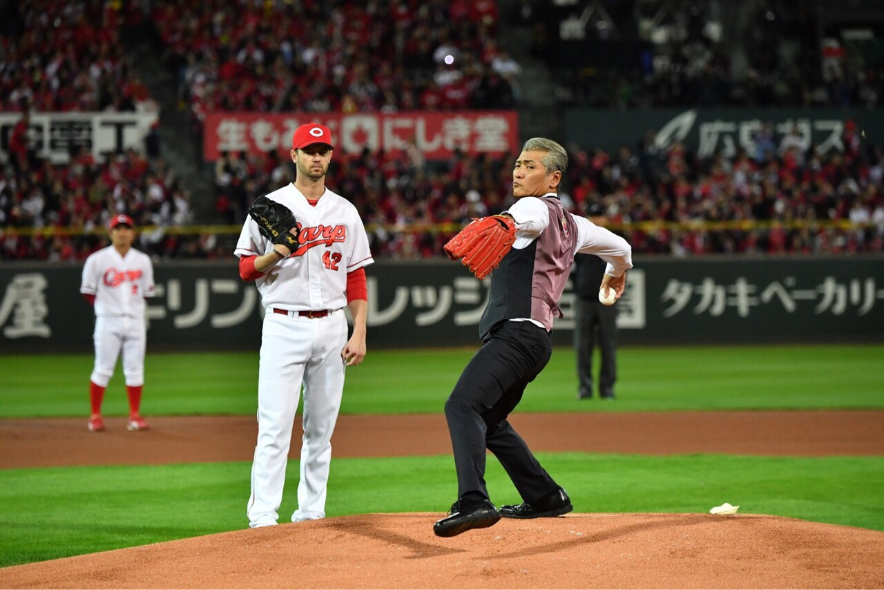 吉川晃司、日本シリーズ始球式で瀬戸際カープへエール「今日はいつもと