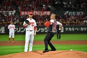 「SMBC日本シリーズ2018 第6戦 広島×ソフトバンク」始球式の様子。(c)TBS