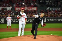 「SMBC日本シリーズ2018 第6戦 広島×ソフトバンク」始球式の様子。(c)TBS