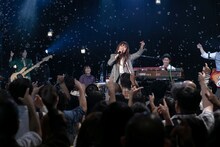 「新津由衣LIVE『Ethereal Pop 2018～ワンダープラネット～』」の様子。（撮影：鈴木千佳）