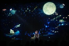 「新津由衣LIVE『Ethereal Pop 2018～ワンダープラネット～』」の様子。（撮影：鈴木千佳）