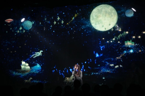 「新津由衣LIVE『Ethereal Pop 2018～ワンダープラネット～』」の様子。（撮影：鈴木千佳）