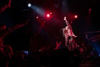 「新津由衣LIVE『Ethereal Pop 2018～ワンダープラネット～』」の様子。（撮影：鈴木千佳）