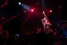 「新津由衣LIVE『Ethereal Pop 2018～ワンダープラネット～』」の様子。（撮影：鈴木千佳）