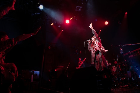 「新津由衣LIVE『Ethereal Pop 2018～ワンダープラネット～』」の様子。（撮影：鈴木千佳）