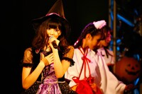 坂井仁香（左）（写真提供：エイベックス）