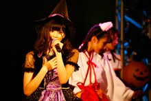 坂井仁香（左）（写真提供：エイベックス）