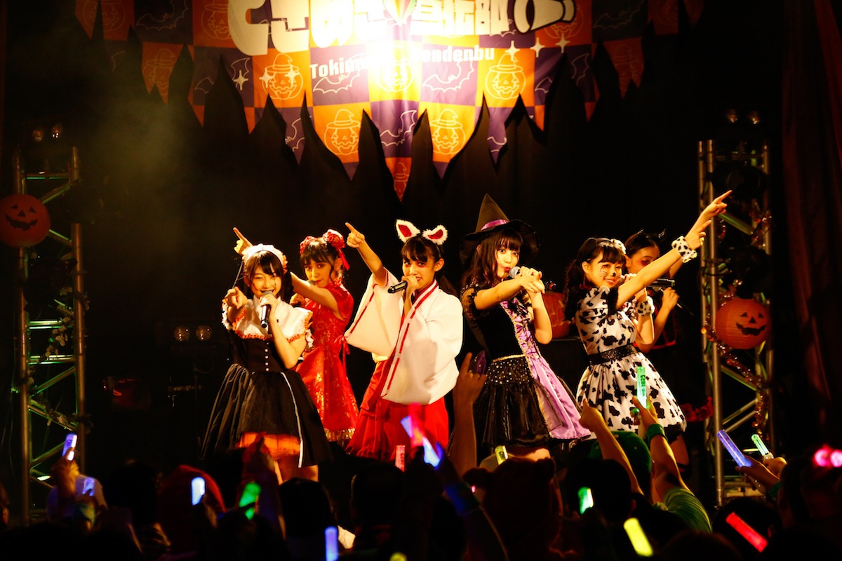 ときめき▽宣伝部「日にち外れのときめき▽ハロウィンライブ」第2部「ビター編」の様子。（写真提供：エイベックス）