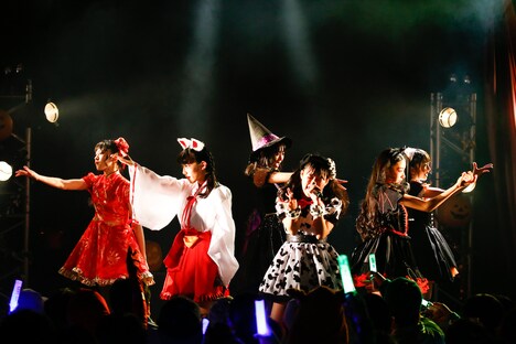 ときめき▽宣伝部「日にち外れのときめき▽ハロウィンライブ」第2部「ビター編」の様子。（写真提供：エイベックス）