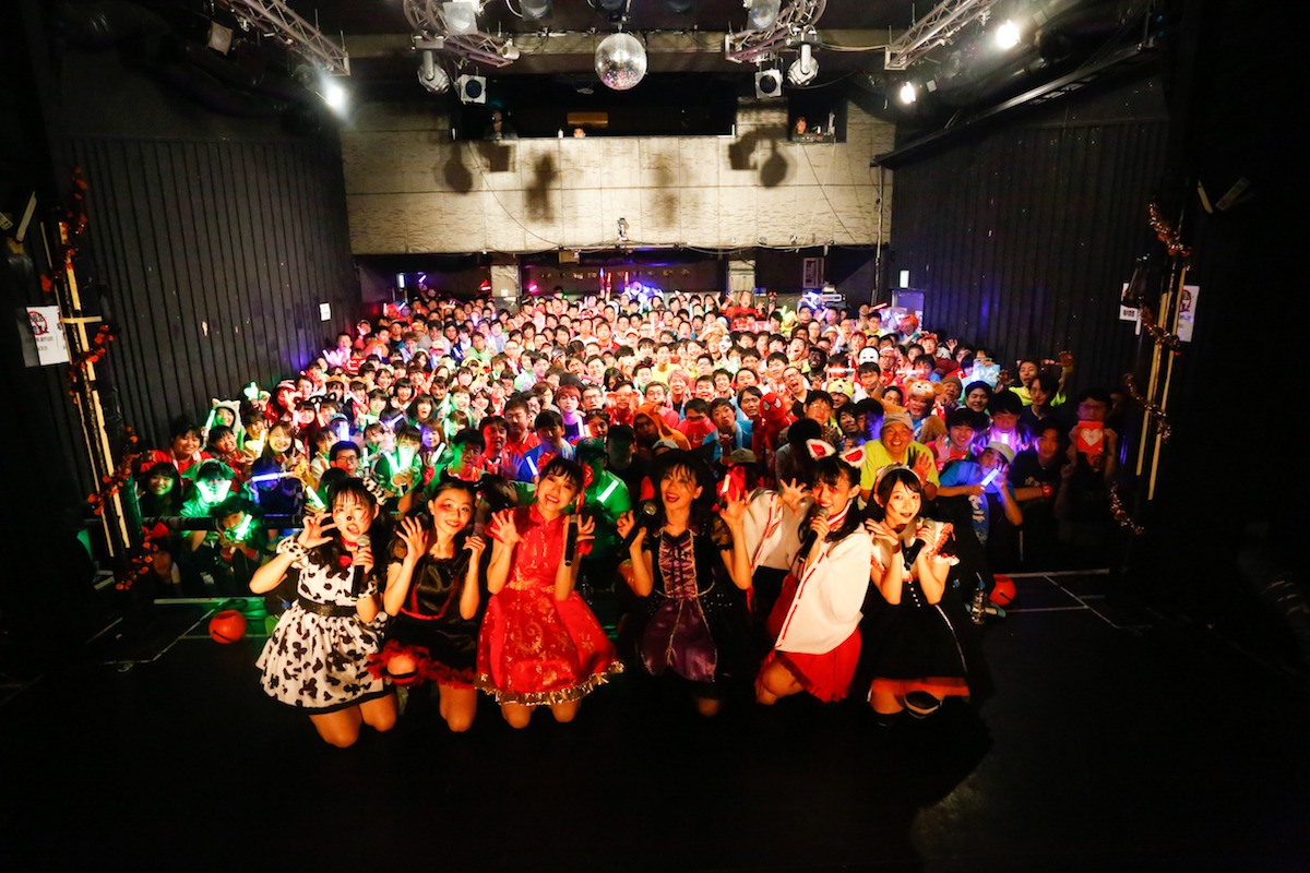 宣伝部員と記念撮影を行うときめき▽宣伝部。（写真提供：エイベックス）