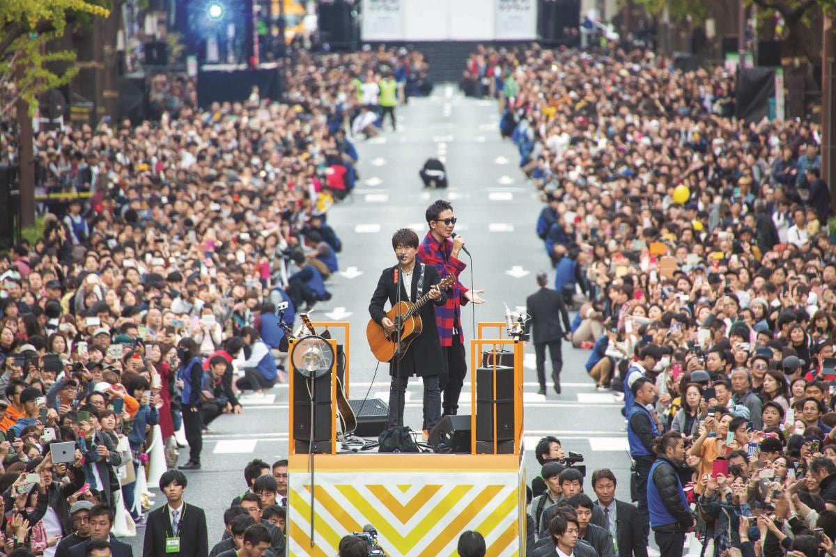 大阪・御堂筋で“ストリートライブ”を行うコブクロ。