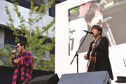 大阪・御堂筋で“ストリートライブ”を行うコブクロ。