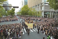 大阪・御堂筋で“ストリートライブ”を行うコブクロ。