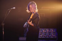 牛丸ありさ（Vo, G）（撮影：太田好治）