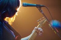 牛丸ありさ（Vo, G）（撮影：太田好治）