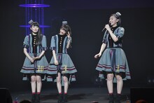 小林歌穂ならぬ「ミセス・ポール・ぽー」（右端）によるトークコーナー「ぽーズ・バー」の様子。