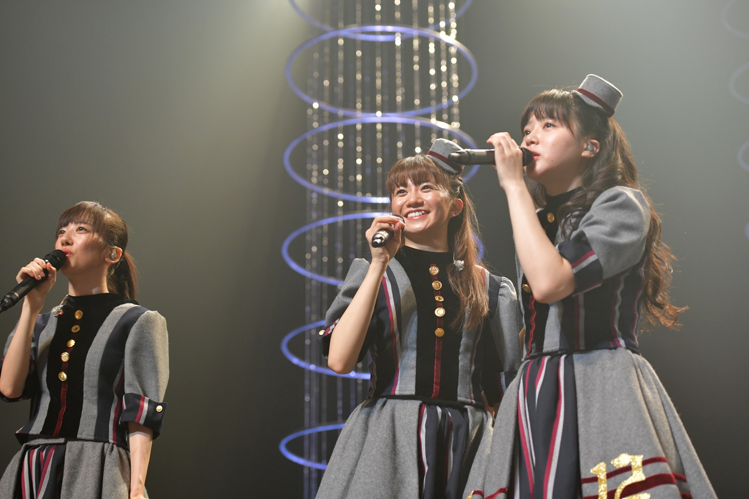 左から真山りか、星名美怜、中山莉子。