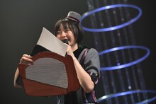 小林歌穂お手製のハープを持った安本彩花。