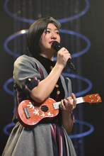 自分だけ本物のウクレレを使用した小林歌穂。