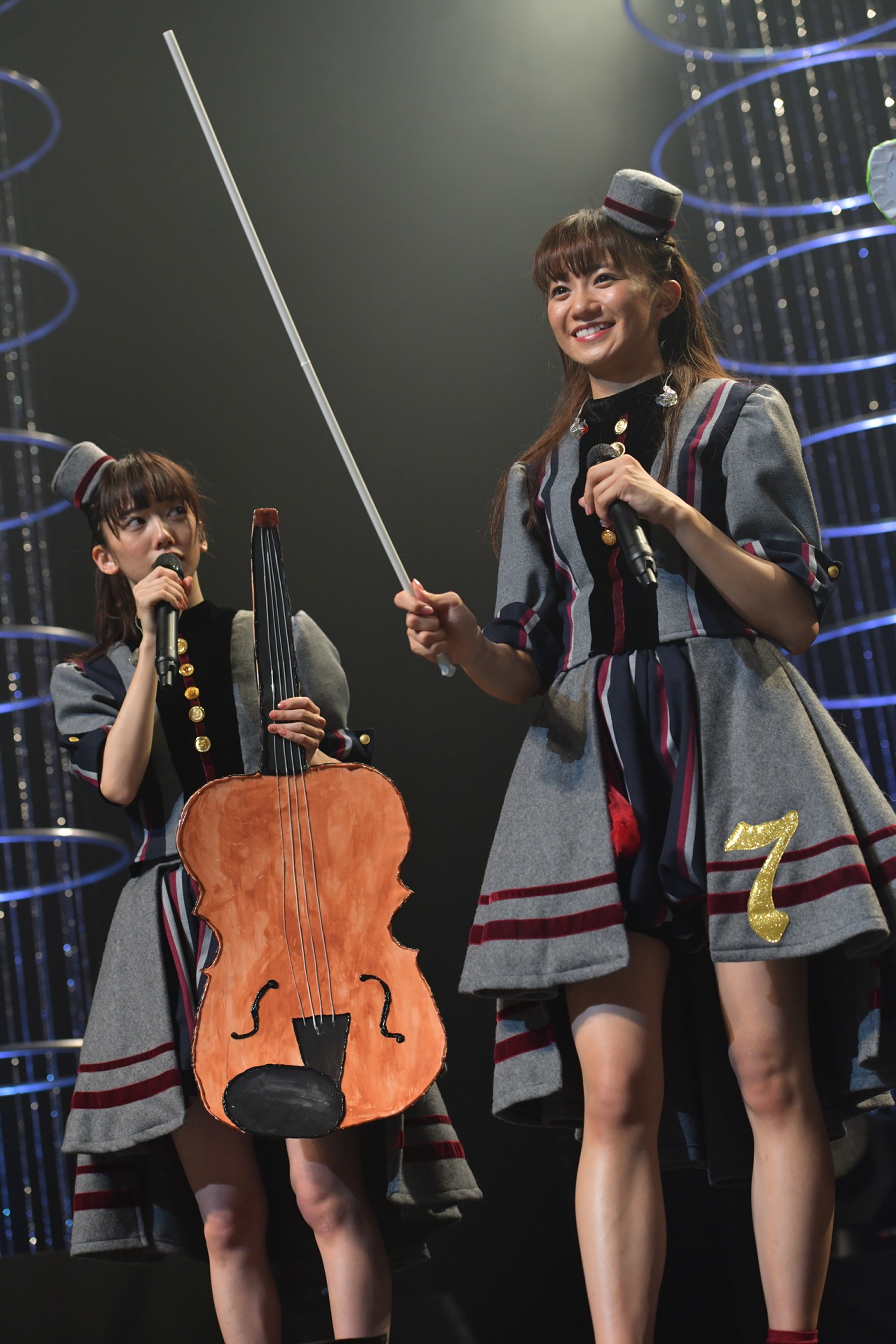 指揮を担当した星名美怜（右）。