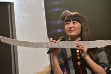 小林歌穂お手製のフルートを持った柏木ひなた。