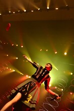 フリスビーをあらぬ方向に飛ばす真山りか。