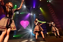 “エビ中オーケストラ”によるパフォーマンスの様子。