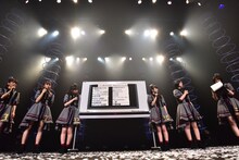 初日セットリストの解説をするエビ中。