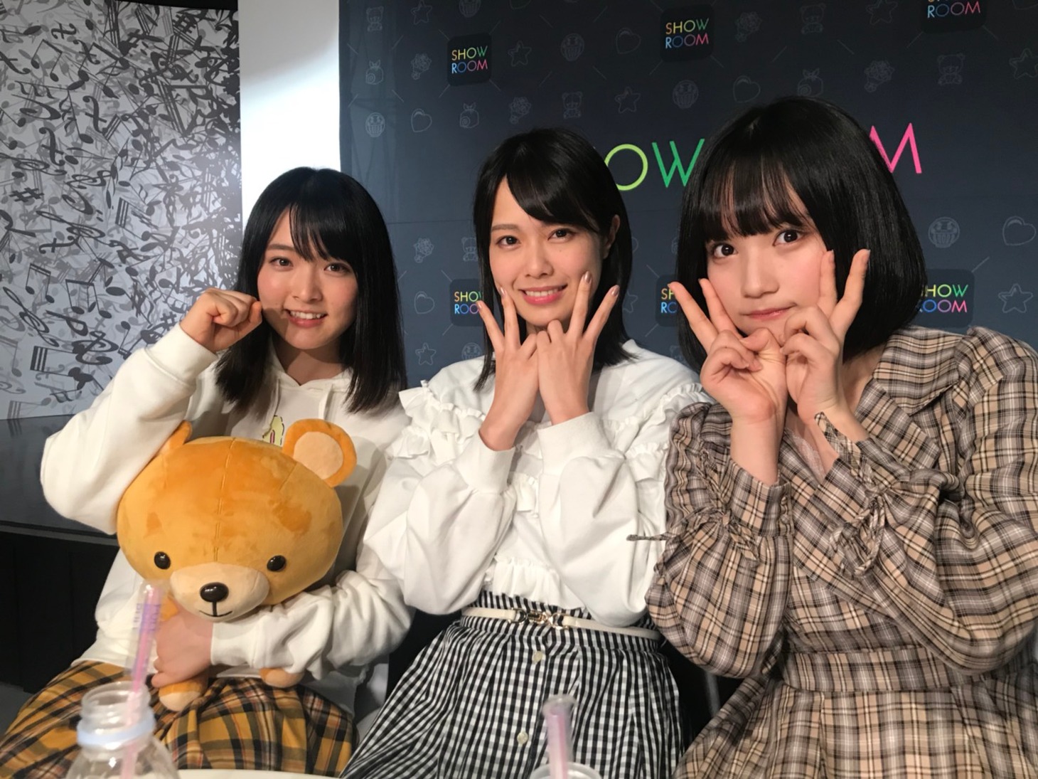 左から大森美優、小田えりな、矢作萌夏。
