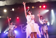 熊澤風花（中央）のソロ曲「Pumping Love」を披露するTask have Fun。（写真提供：Velvet management）