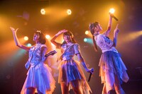 白岡今日花（中央）のソロ曲「あい合い傘」を披露するTask have Fun。（写真提供：Velvet management）