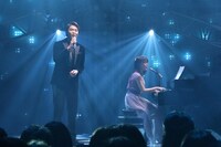 左から井上芳雄、生田絵梨花（乃木坂46）。 (c)フジテレビ