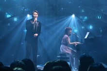 左から井上芳雄、生田絵梨花（乃木坂46）。 (c)フジテレビ