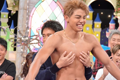 浜田雅功に後ろから胸を触られる武知海青。