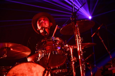 対馬祥太郎（Dr）（Photo by Atsushi Kimura）