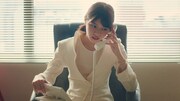 西野七瀬の個人PV「パワハラ部長 西野」予告編のワンシーン。