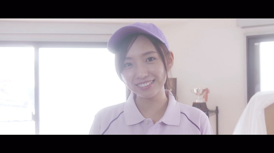 新内眞衣の個人PV「断捨離娘」予告編のワンシーン。