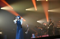 「Hikaru Utada Laughter in the Dark Tour 2018」初日公演の様子。（撮影：岸田哲平）