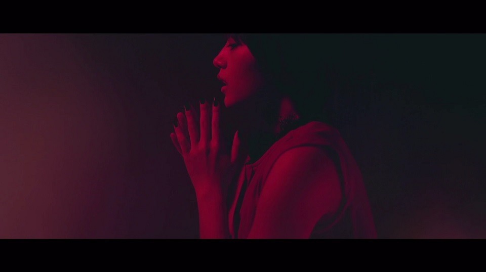 若月佑美の個人PV「Carmine」予告編のワンシーン。