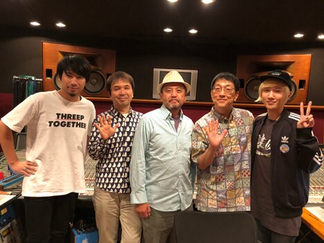 吉田山田と栗コーダーカルテット。左から吉田結威、栗原正己、川口義之、関島岳郎、山田義孝。