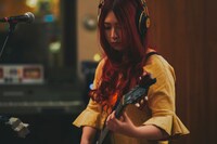 アメリカ・ロサンゼルスでレコーディングする松尾レミ（Vo, G）。