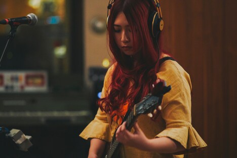 アメリカ・ロサンゼルスでレコーディングする松尾レミ（Vo, G）。