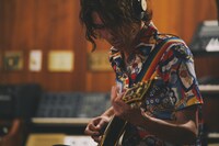 アメリカ・ロサンゼルスでレコーディングする亀本寛貴（G）。