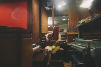 アメリカ・ロサンゼルスでレコーディングする松尾レミ（Vo, G）。