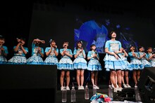 「私にとって3B juniorとは？」というテーマに沿って挨拶する3B junior。（撮影：笹森健一）