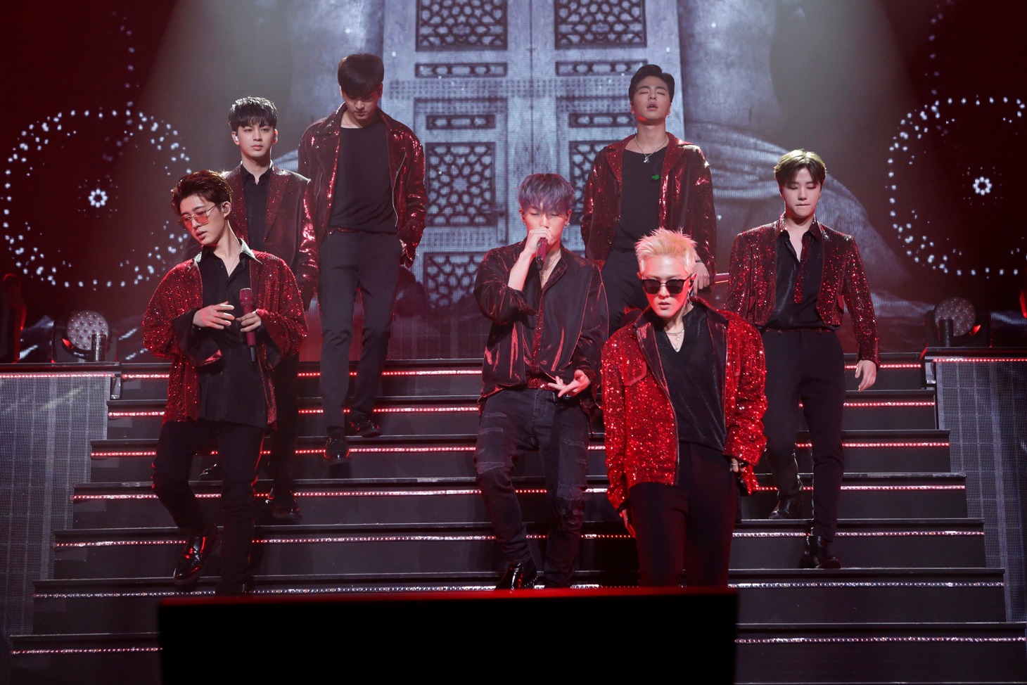 iKON（写真提供：エイベックス）