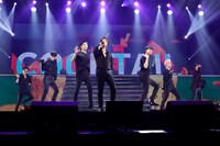 iKON（写真提供：エイベックス）