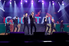 iKON（写真提供：エイベックス）